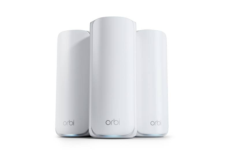'Tři bílé Wi-Fi routery Orbi seřazené v řadě, vykazující elegantní design a minimální LED indikátory v dolní části.'