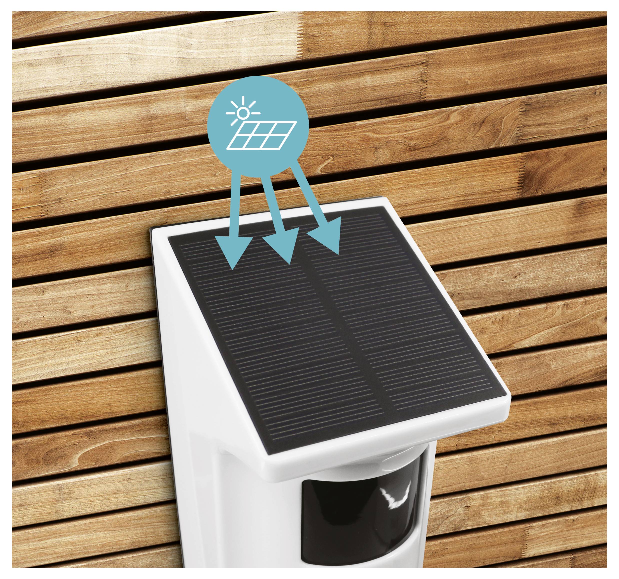 Venkovní nástěnné zařízení se solárním panelem na vrcholu, znázorněné na pozadí dřevěné stěny, což naznačuje funkčnost solární energie.