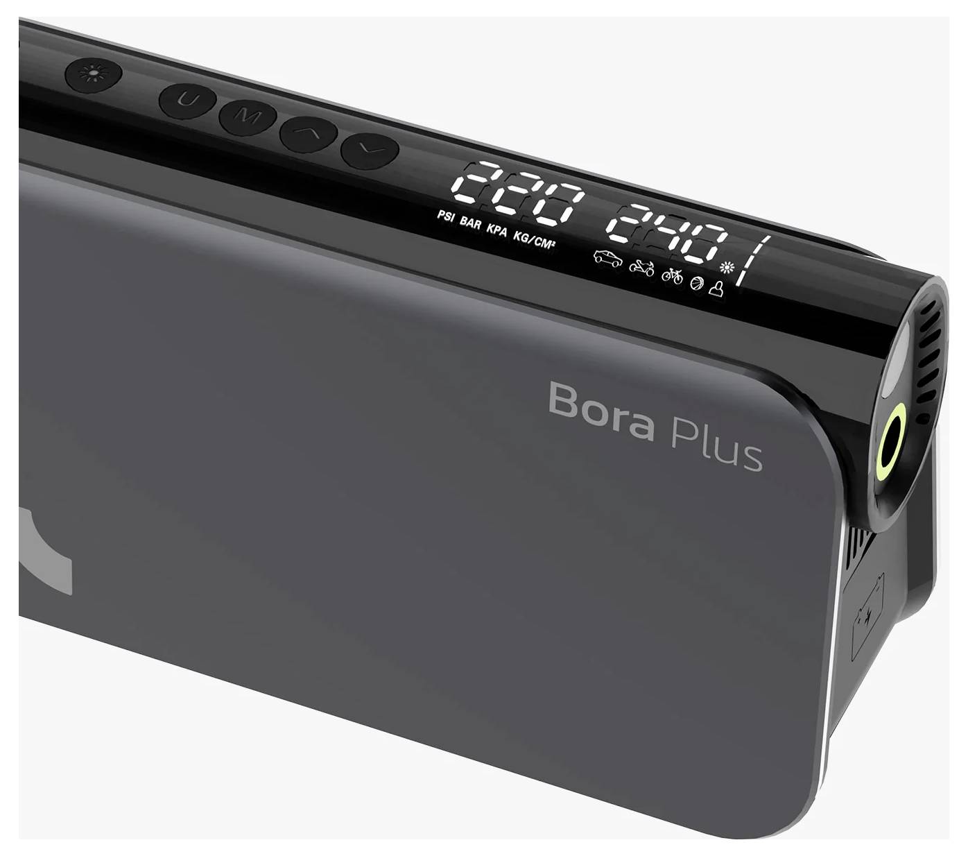 Digitální kompresor vzduchu nebo pumpa na pneumatiky značená 'Bora Plus' s LED displejem tlaku a ovládacími tlačítky na vrchu.