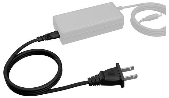 Černý elektrický kabel s zásuvkou na jednom konci a konektorem na druhém konci je zobrazen, který se používá k nabíjení elektronických zařízení.