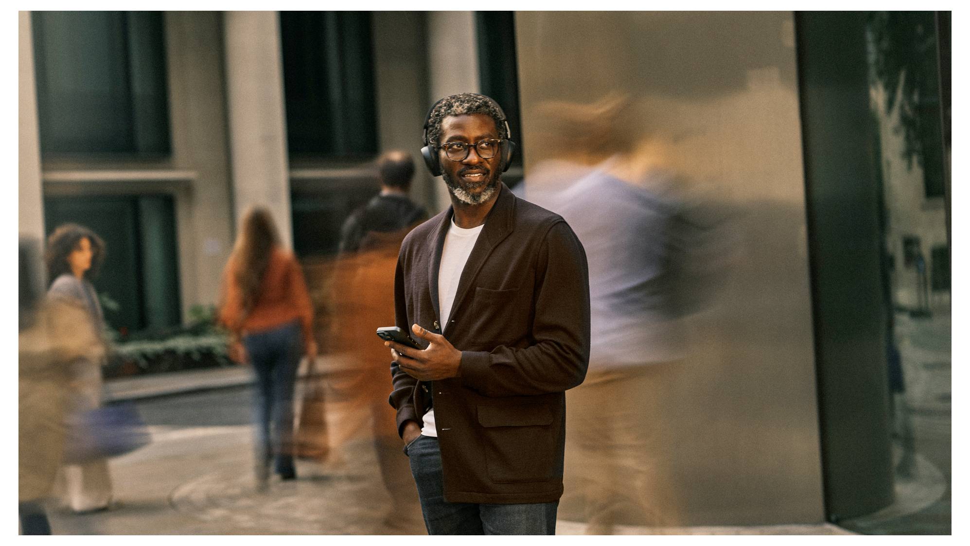 Černá sluchátka Jabra přes uši s nástavcem mikrofonu, zobrazena v přední pohledu na bílém pozadí.