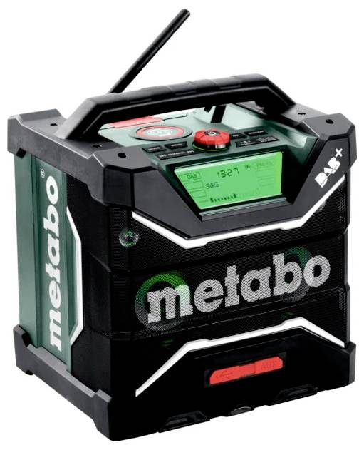 Přenosné černo-zelené rádio s výrazně zobrazenou značkou „Metabo". Na vrcholu se nachází ovládací prvky a digitální displej.