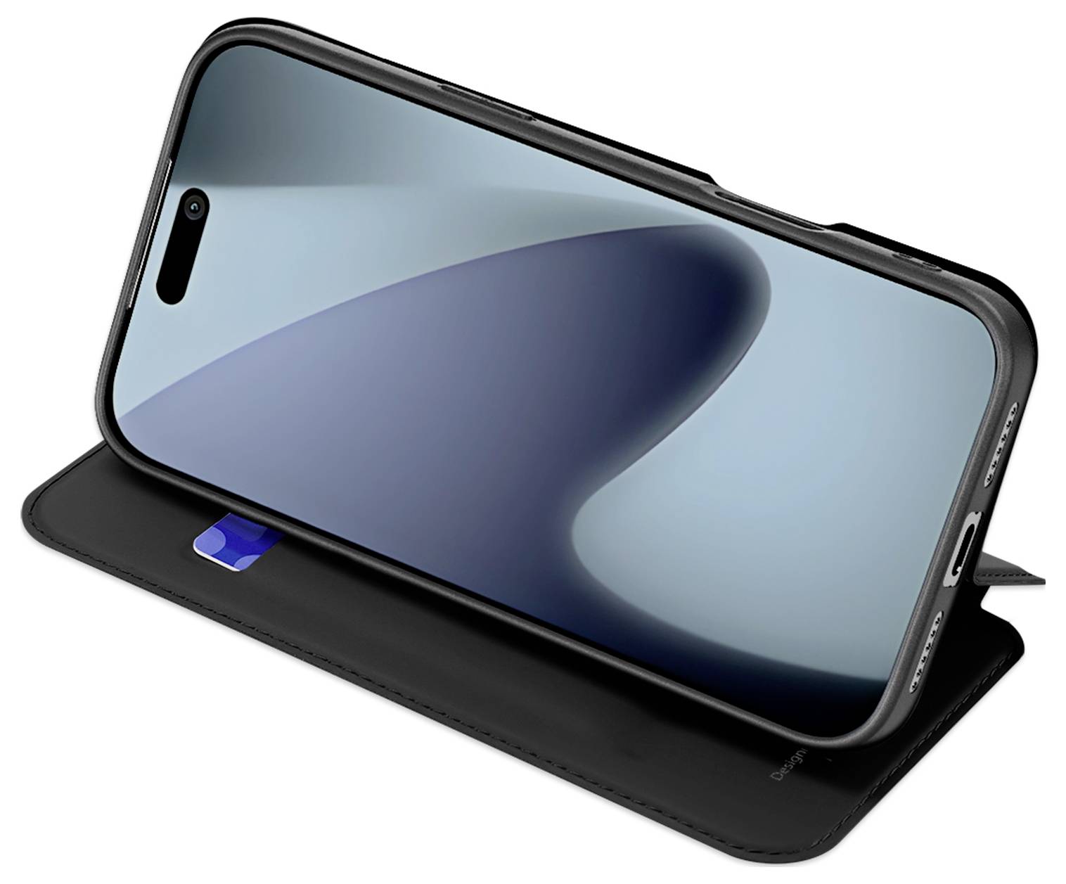 Smartphone se zakřivenou obrazovkou a černým obalem, umístěný v krytě podobném stojanu, zobrazující modrou abstraktní tapetu.