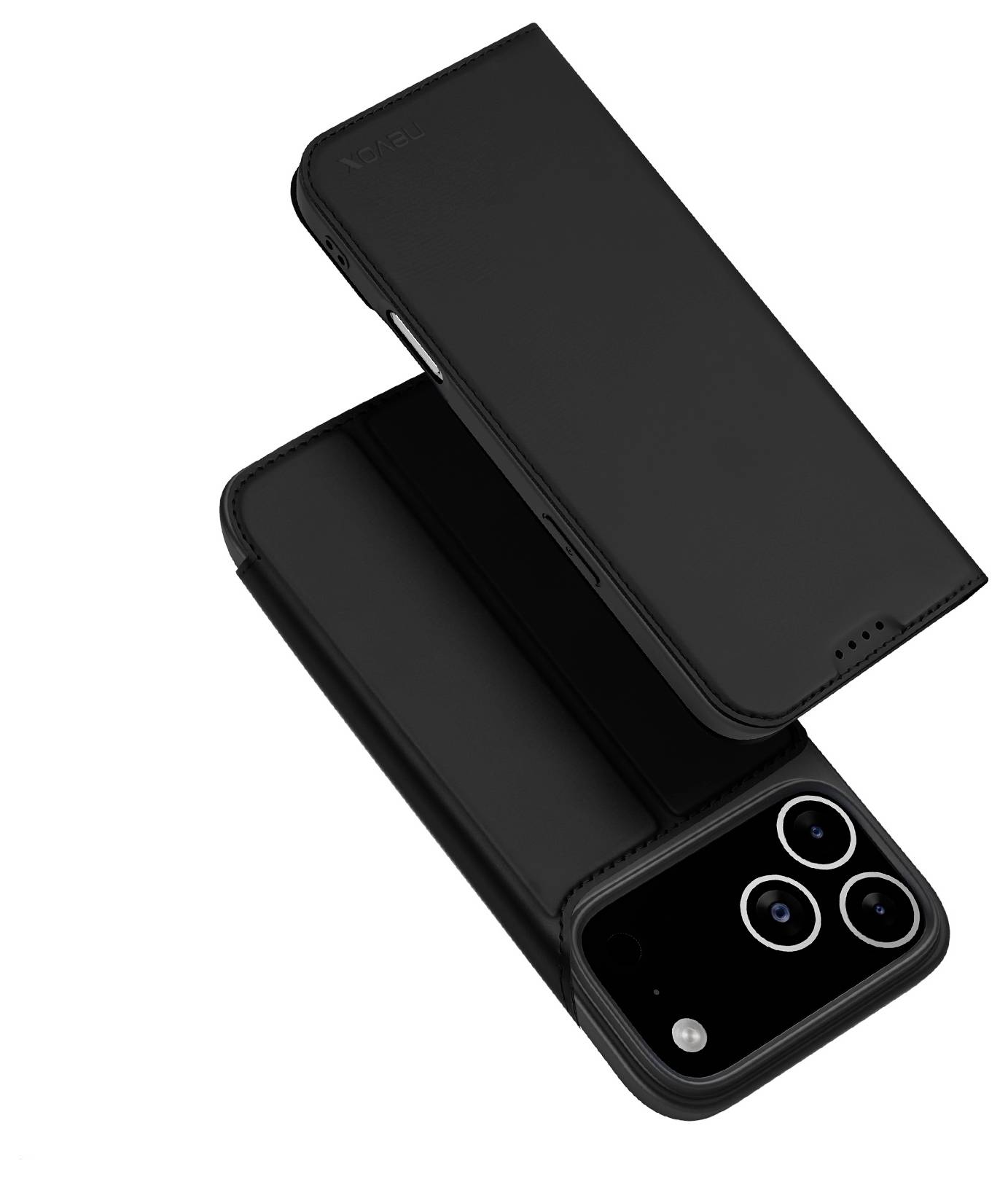Černý kryt telefonu s preklápěcím pouzdrem je otevřený, což ukazuje jeho ochranný design. Telefon má na zadní straně tři objektivy fotoaparátu.