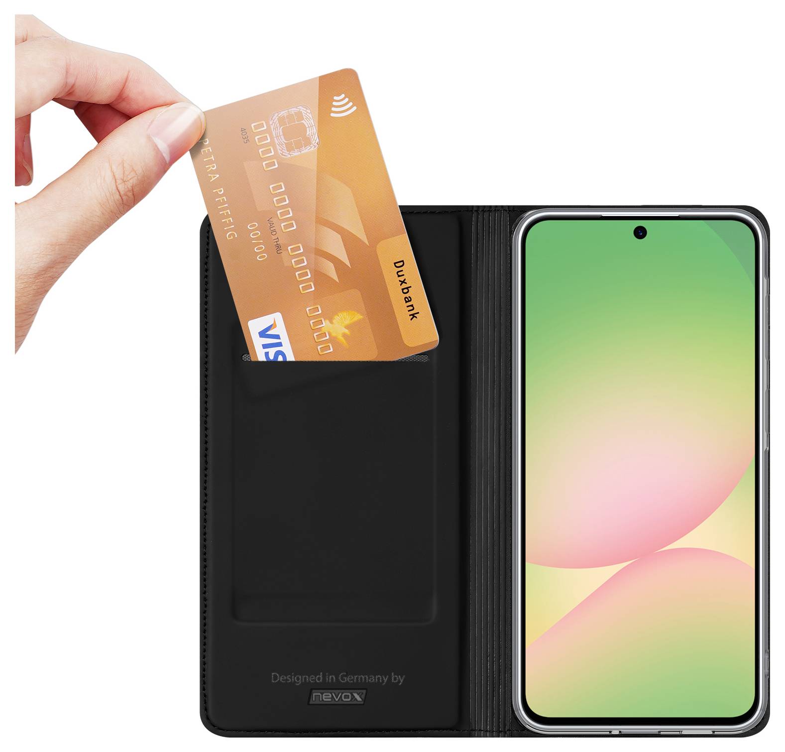Ruka vkládající oranžovou bankovní kartu do černého pouzdra na telefon s peněženkou vedle smartphonu se zeleným a růžovým displejem.