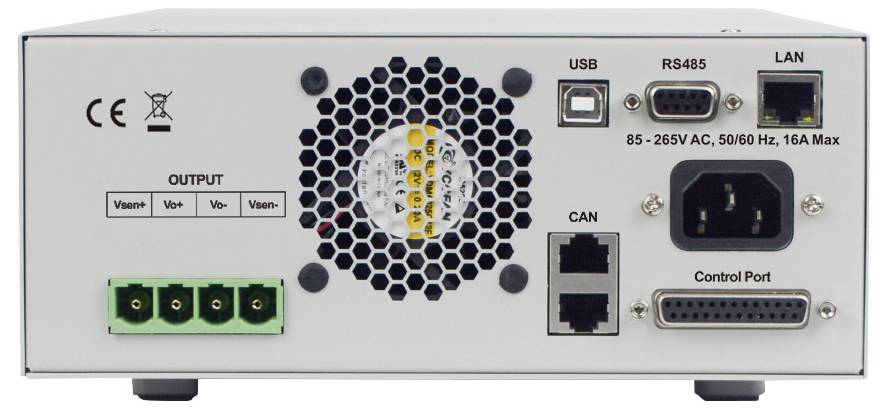 Zadní panel zdroje nebo měniče s výstupními svorkami, chladícím ventilátorem, USB, RS485, LAN, CAN a řídicími porty, plus zdířka pro střídavý vstup.
