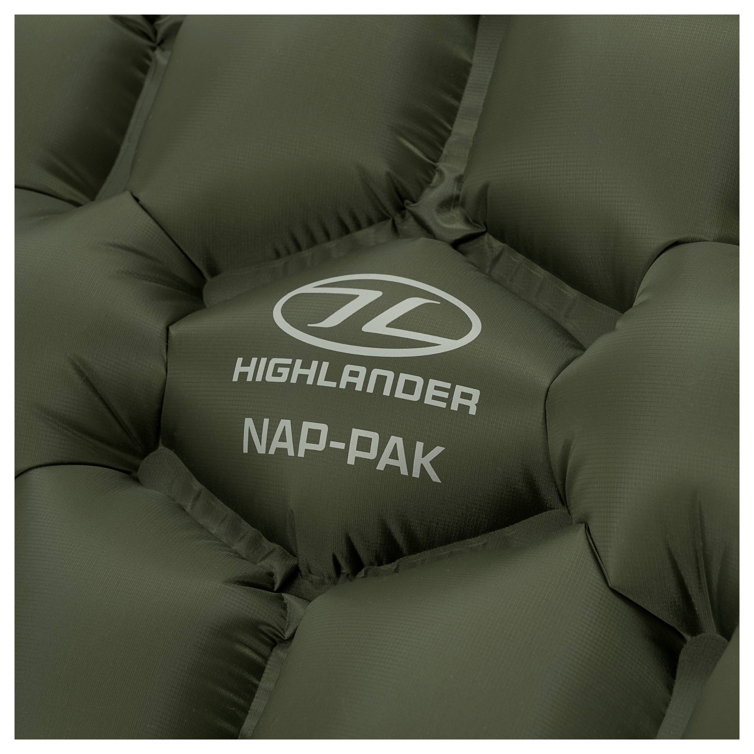 Detailní záběr na tmavě zeleného polstrovaného povrchu s logem „Highlander" a textem „Nap-Pak" vytisknutým na něm, který ukazuje jeho strukturovaný detail.