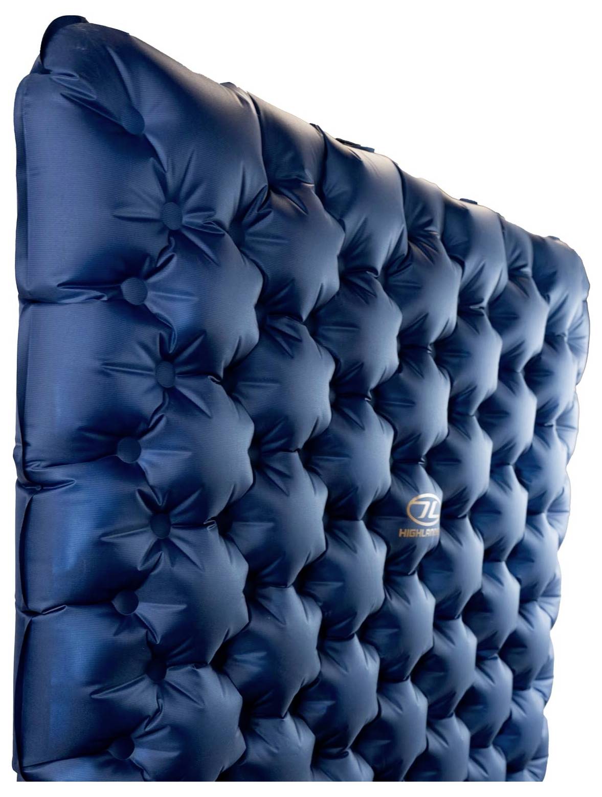 Detail záběru na modré, prošívaný nafukovací matrac s vytištěným logem, který má prošívaný design a lesklou texturu.