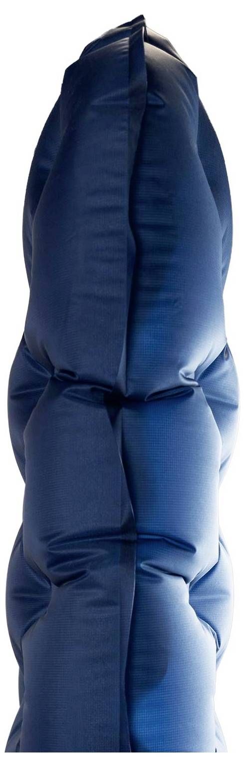 Detailní pohled na modrou, polštářovanou předmět se serií propojených, měkkých, obdélníkových segmentů uspořádaných vertikálně.