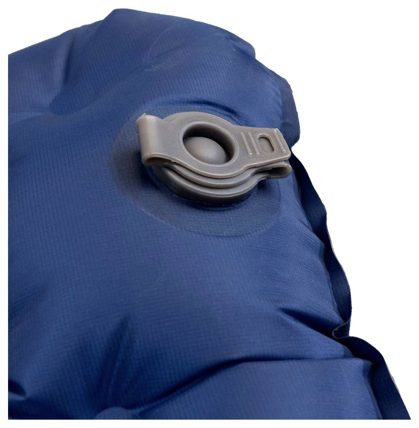 Detailní záběr na vzdušní ventil modré nafukovací raftu, který ukazuje kruhový ventil a jeho šedou plastovou zátku pro utěsnění vzduchu.