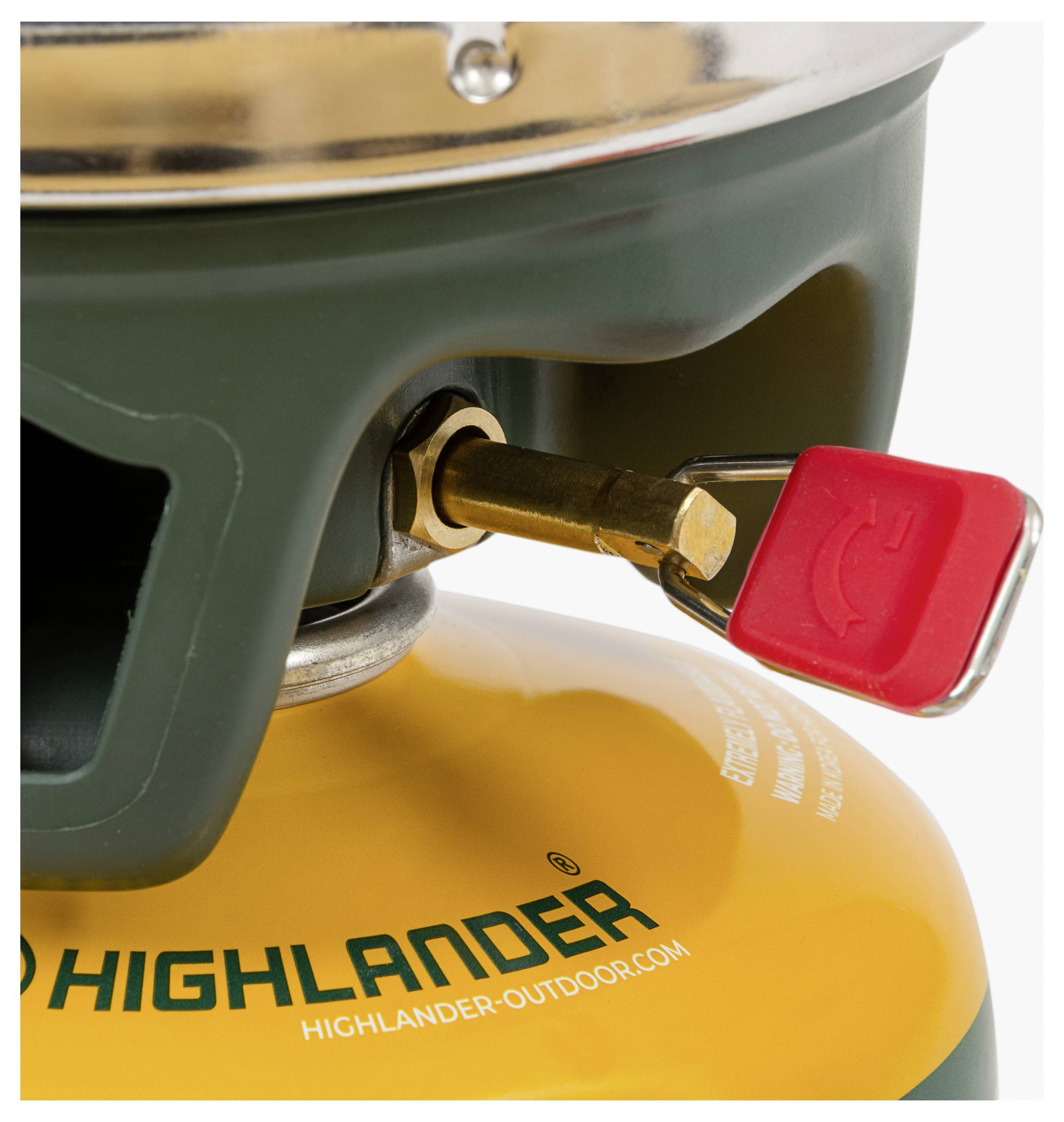 Detailní záběr na připojení kempingového vařiče, zobrazující červený klíč vložený do ventilu na palivové láhvi s nápisem "Highlander".
