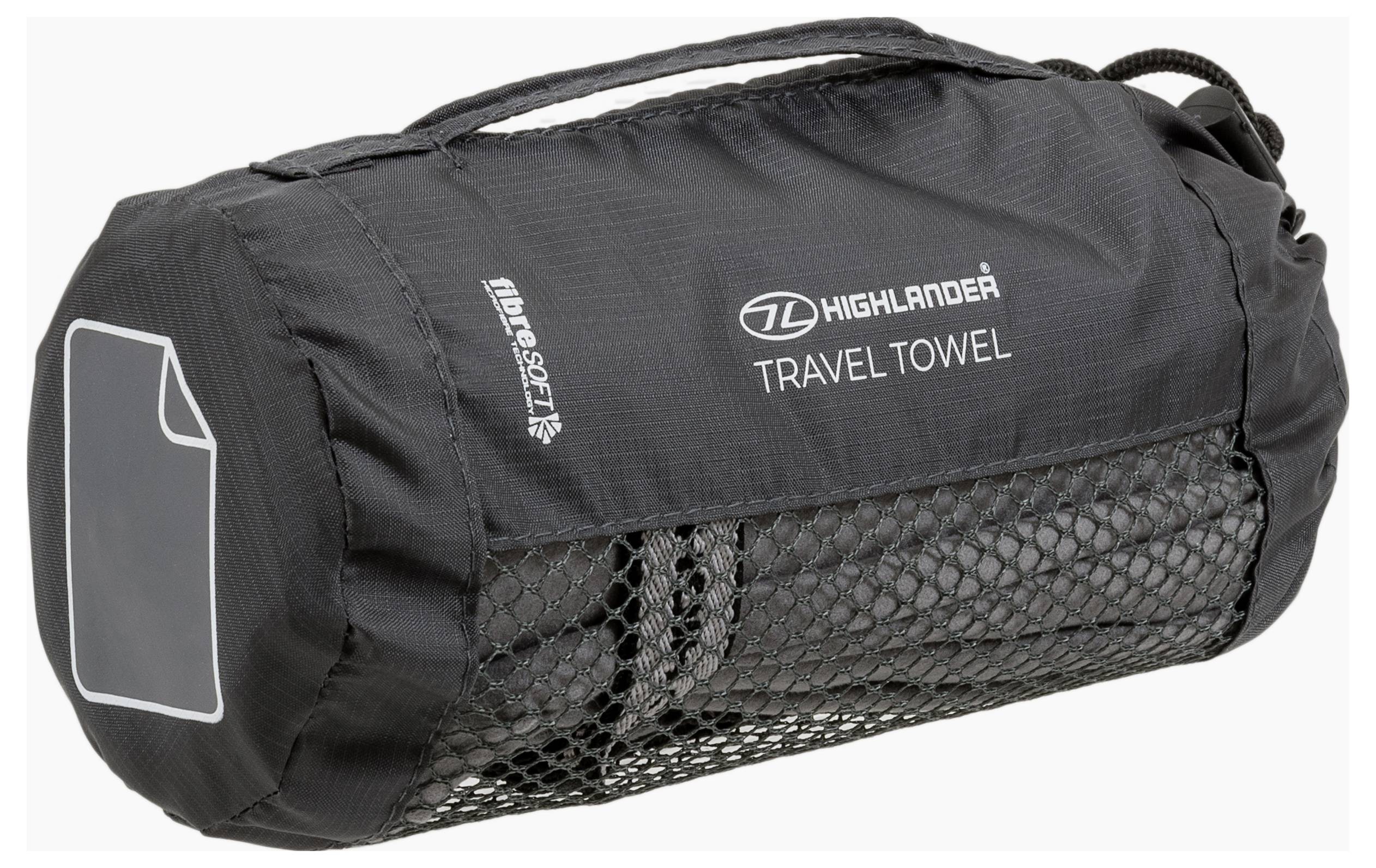 Černý cestovní ručník v síťované přepravní tašce označený 'Highlander Travel Towel' s pohodlnou smyčkou na zavěšení a kompaktním designem.