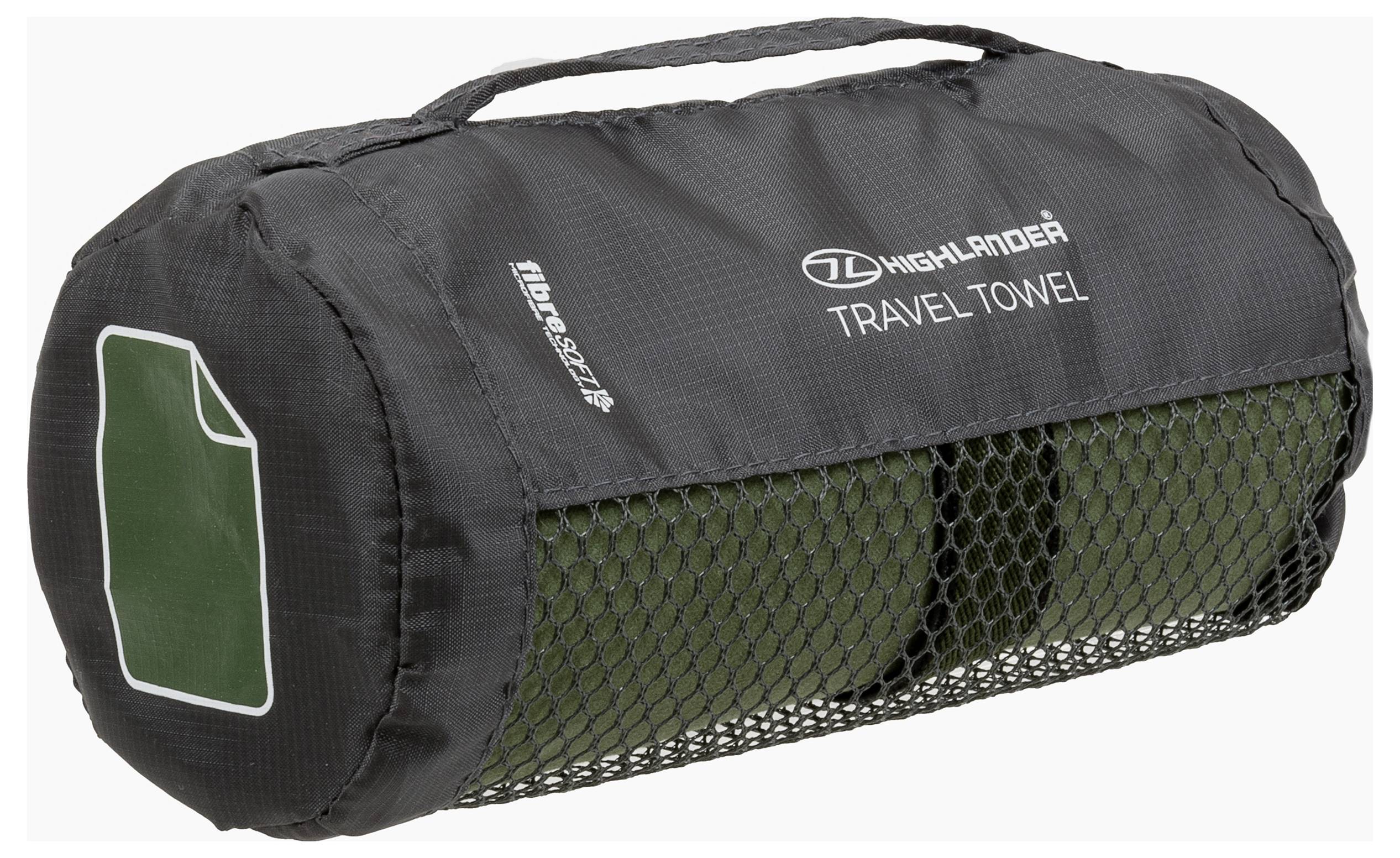 Černá cylindrická taška s rukojetí s označením „Travel Towel". Strana tasky je vybavena síťovinou pro větrání a uvnitř je viditelná část zeleného ručníku.