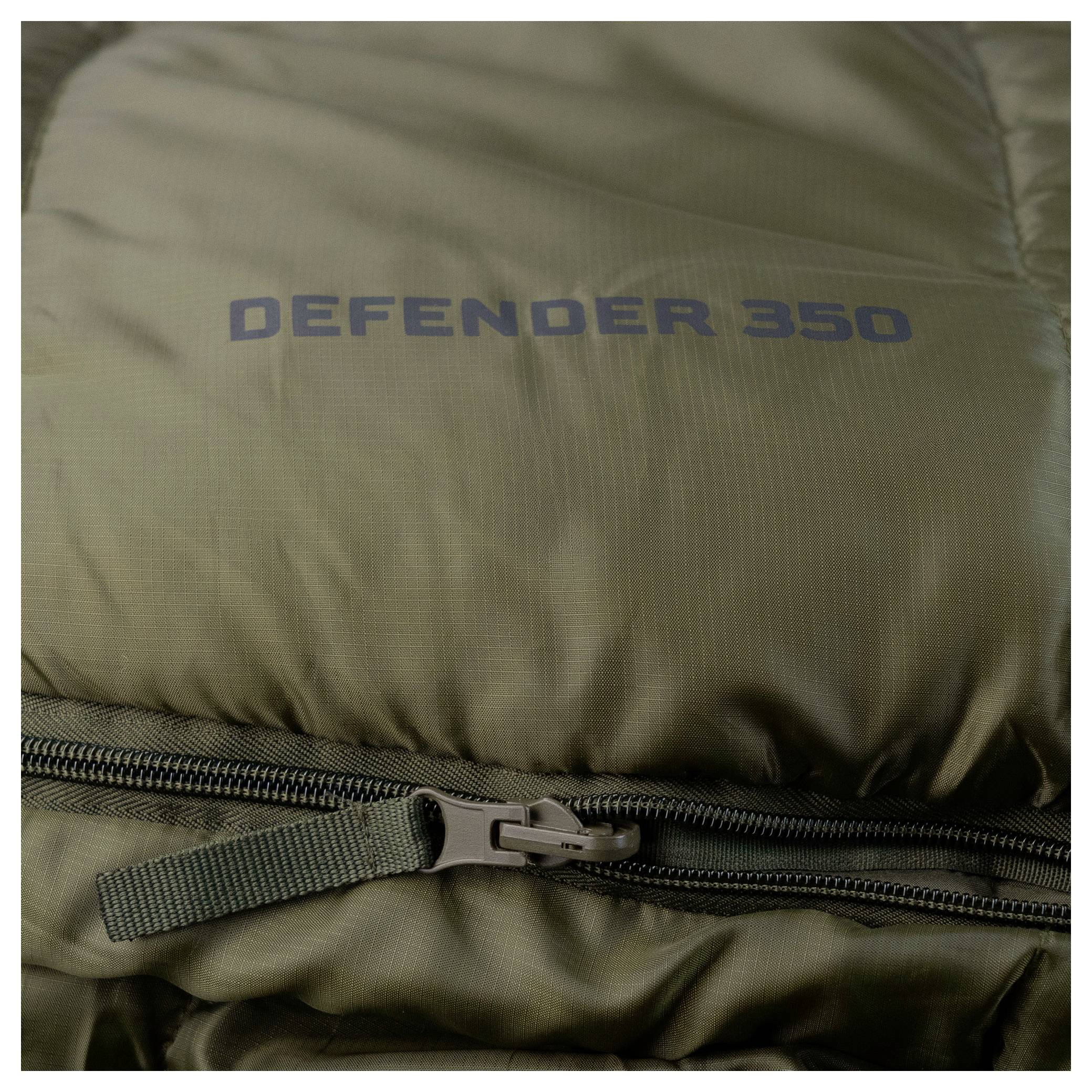 Olivově zelená prošívaná látka se zipem, označená "DEFENDER 350".