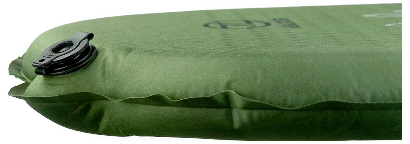 Detailní snímek zelené nafukovací kempingové podložky s černým ventilem na straně, která je určena pro pohodlný spánek pod širým nebem.