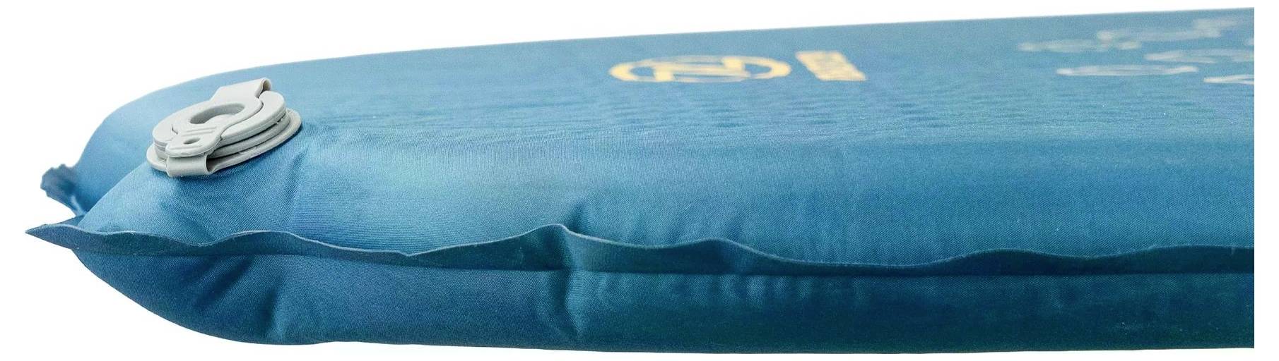 Boční pohled na modrou nafukovací karimatku s ventilem na levé straně, který ukazuje její tloušťku a kompaktní design určený pro kempování.