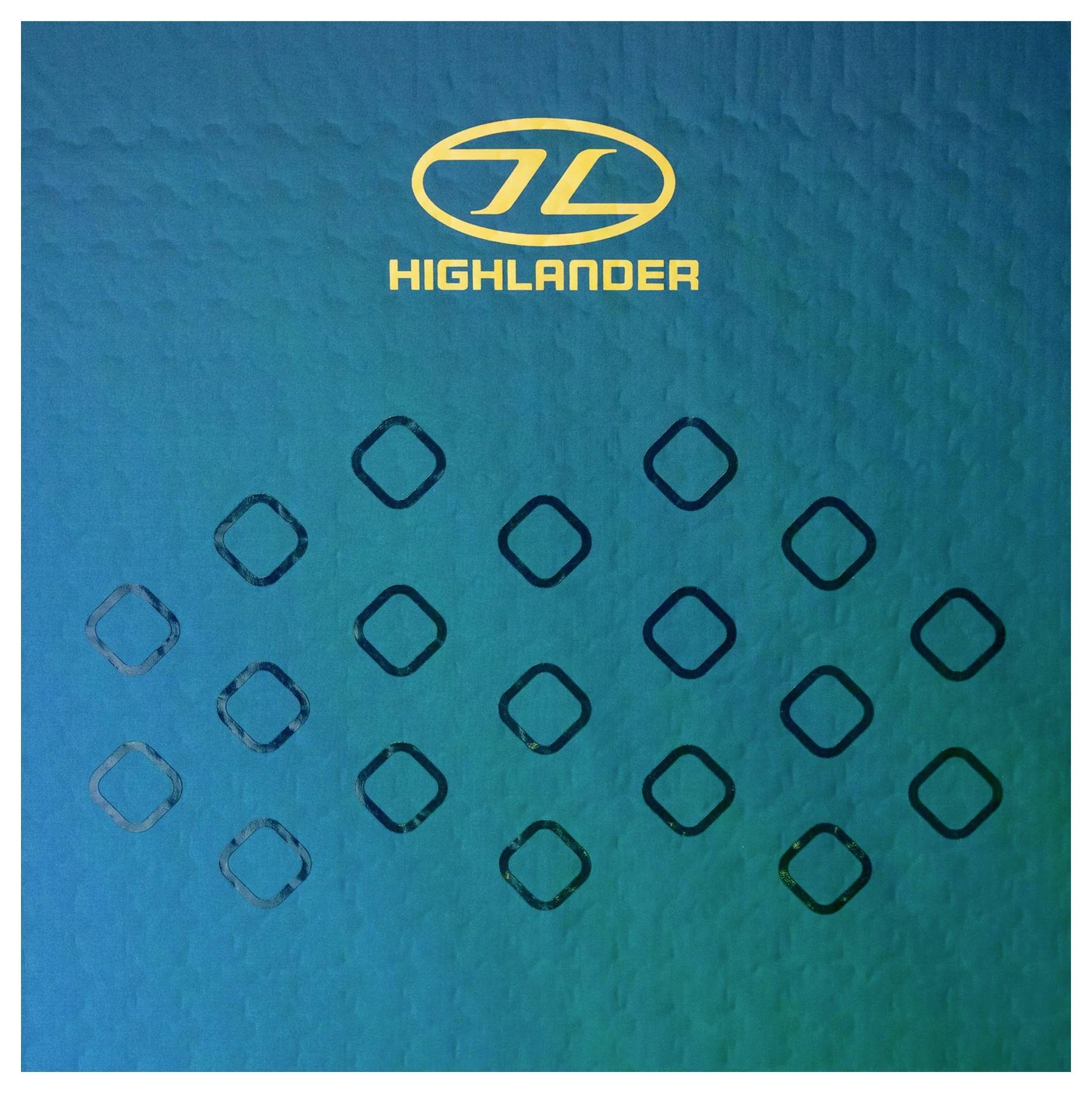 Logo „Highlander" ve žluté barvě nad vzorem tmavých, stylizovaných čtverců na modrém pozadí.