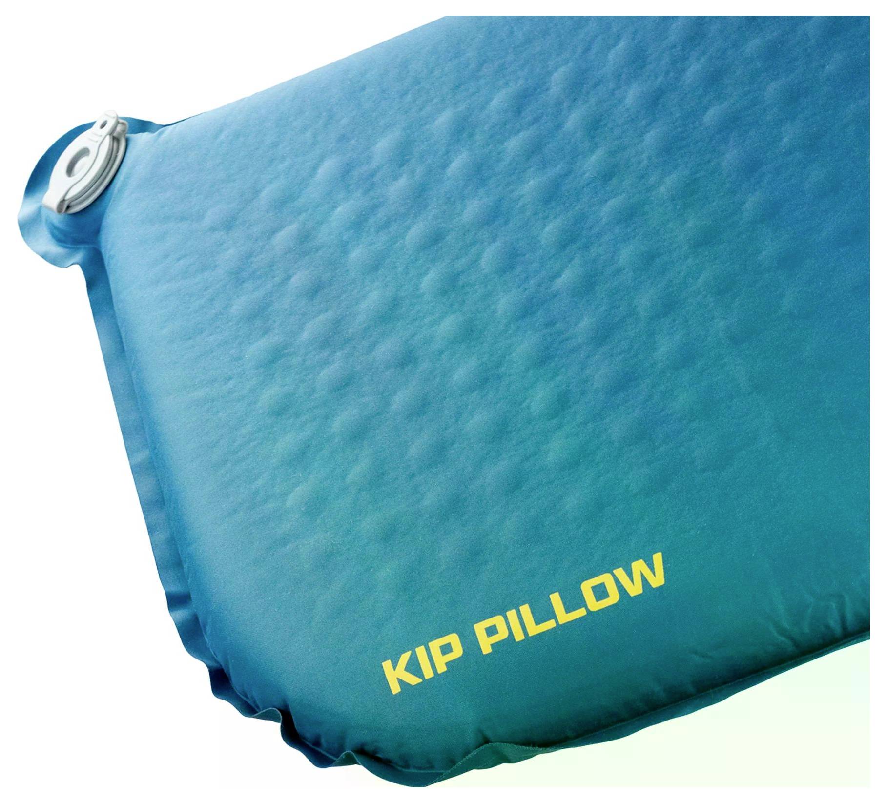 Vibrantní modrý nafukovací kempingový polštář s textem „KIP PILLOW" vytištěným žlutě; na levém horním rohu je viditelný ventil.