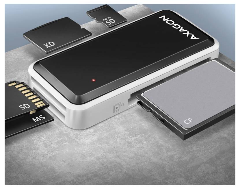 Notebook připojený k USB hubům AXAGON s sloty na SD a microSD karty na psacím stole