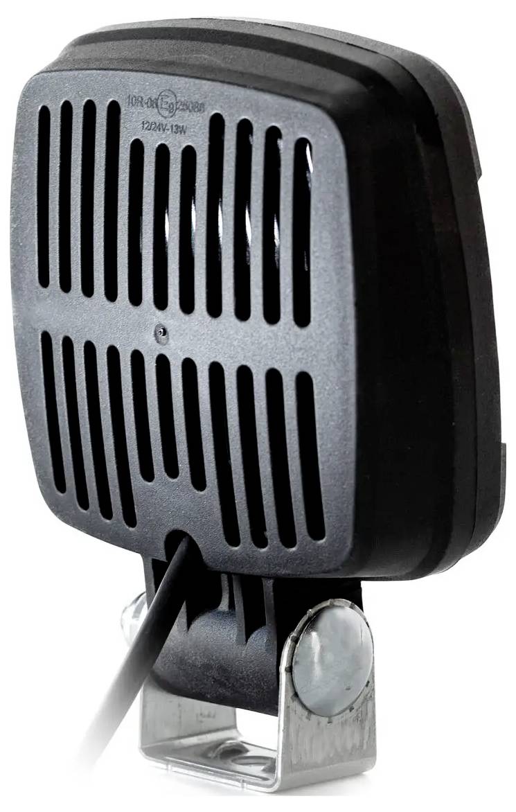 Černé obdélníkové zařízení s ventilačními štěrbinami připevněné na kovovém držáku, zobrazeno v detailním záběru na bílém pozadí.