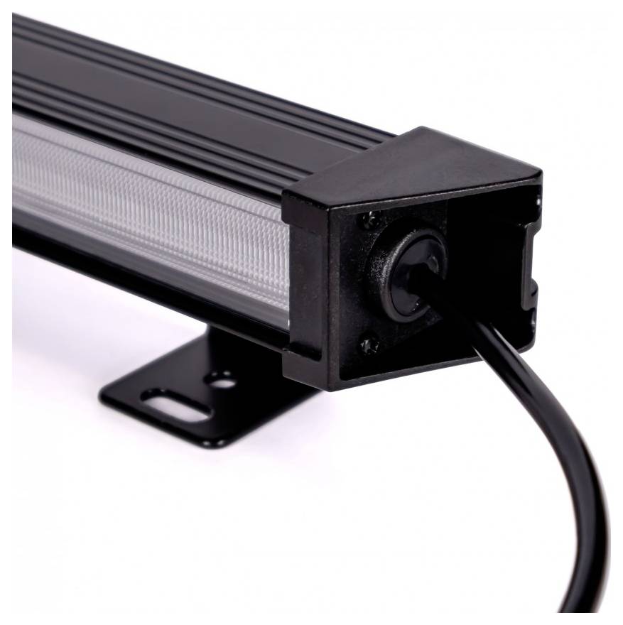 Detailní snímek černého LED osvětlovacího pásu s viditelnými montážními držáky a napájecím kabelem vycházejícím z jeho konce.