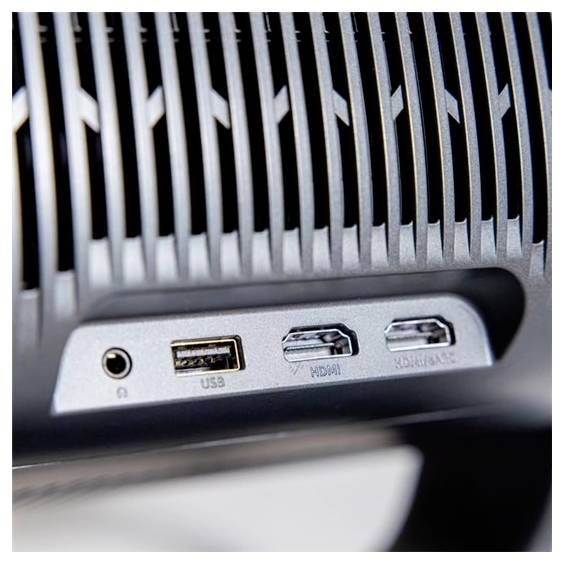 Detailní záběr portů elektronického zařízení zobrazující sluchátková zásuvka, USB port, HDMI vstup a HDMI výstup, lemovaný lamelami ventilačního otvoru.