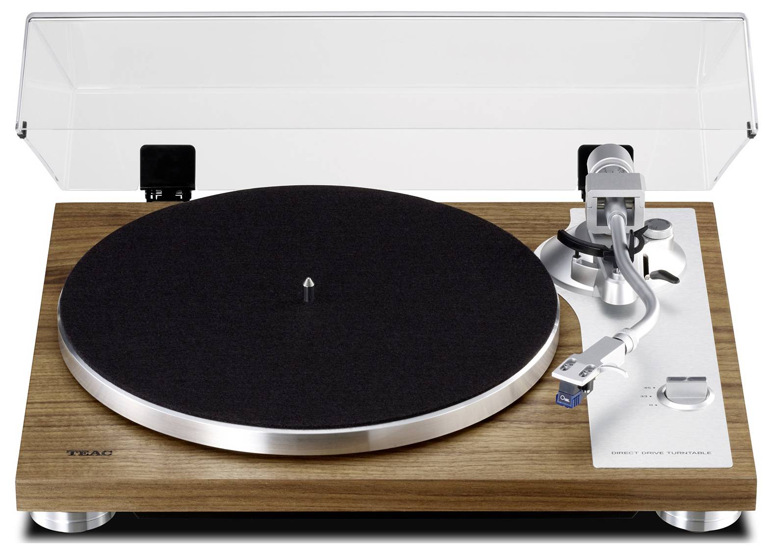 Dřevěný gramofon s černým talířem a stříbrným tonearmem, vybavený průhledným ochranným krytem, spočívá na rovném povrchu.