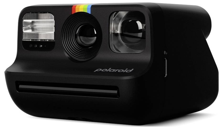 Černý Polaroidní instantní fotoaparát s duhovým pruhem nad objektivem, na přední straně vybavený hledáčkem a bleskem.