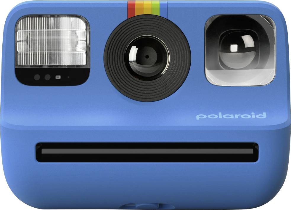 Modrý Polaroidní instantní fotoaparát se čočkou a detaily blesku prominentně zobrazené na přední straně.