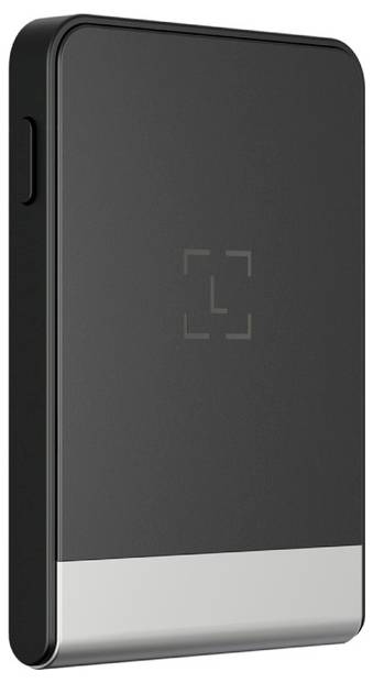 Elegantní obdélníková černá externí pevný disk se stříbrnou základnou, vykazující minimalistický design a jemnou čtvercovou ikonu uprostřed.