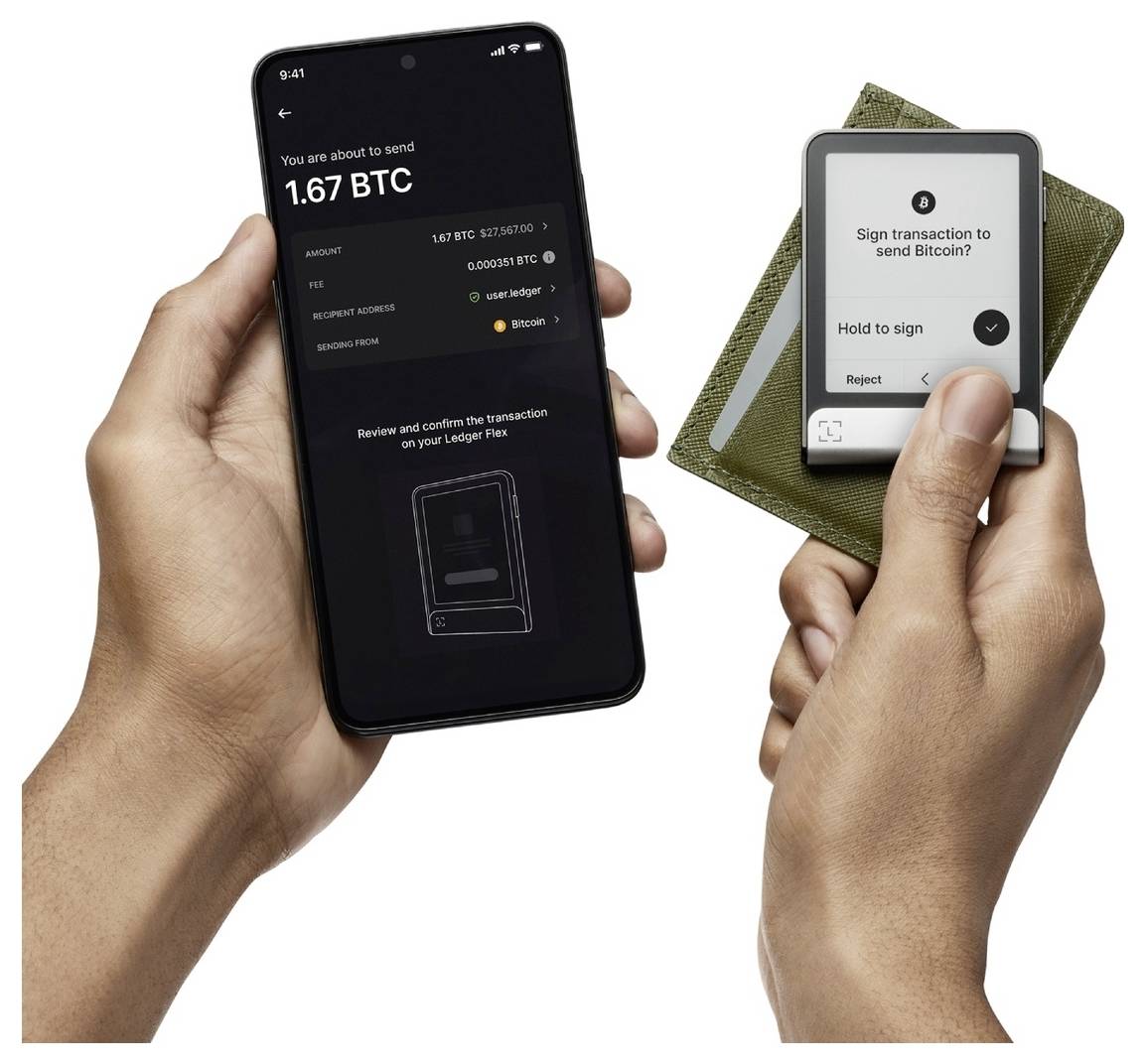 Dvě ruce držící smartphone a hardwarovou peněženku. Obrazovka telefonu zobrazuje transakci 1,67 BTC a peněženka vyzývá k podepsání transakce.