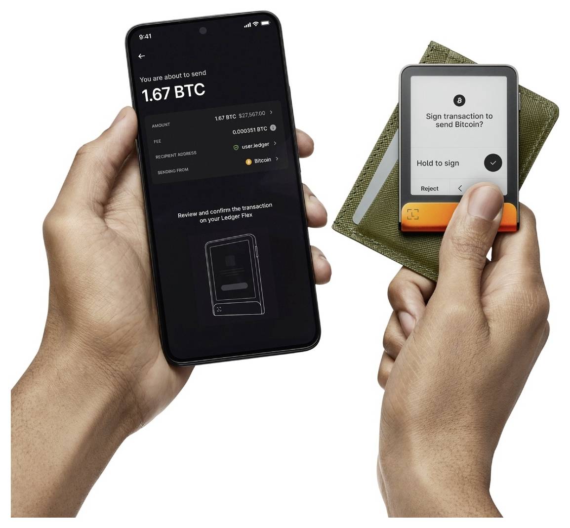 Osoba drží smartphone zobrazující Bitcoin transakci v hodnotě 1,67 BTC a digitální zařízení peněženky, které vyzývá k podepsání transakce.
