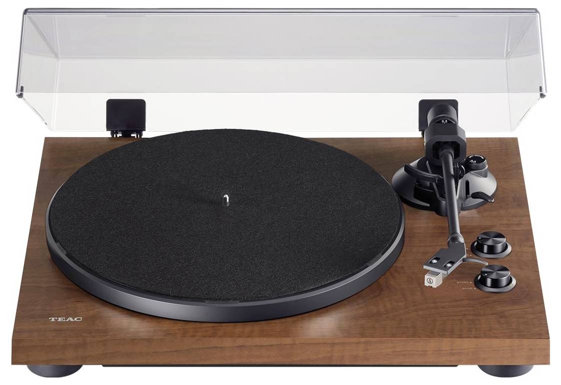 Dřevěný gramofon s průhledným ochranným kryttem, tonearmem a ovládacími prvky, připravený k přehrávání vinylových desek.