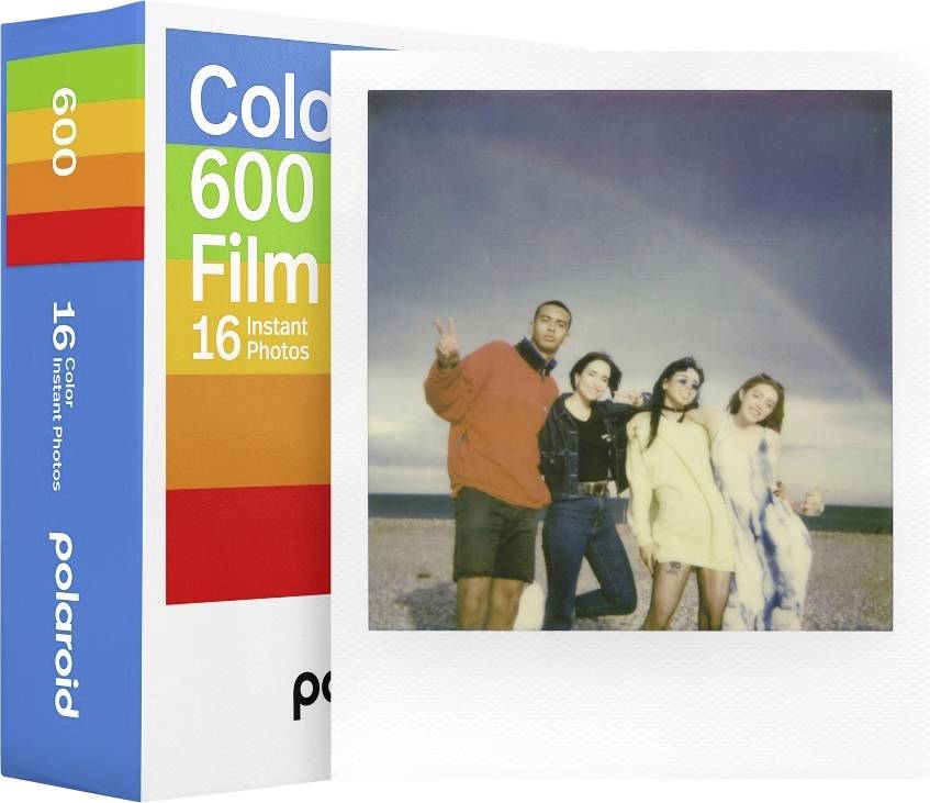 Fotografie Polaroid zobrazující čtyři lidi s úsměvem pod duhou na pláži. Fotografie je vedle krabice barevného filmu Polaroid Color 600.
