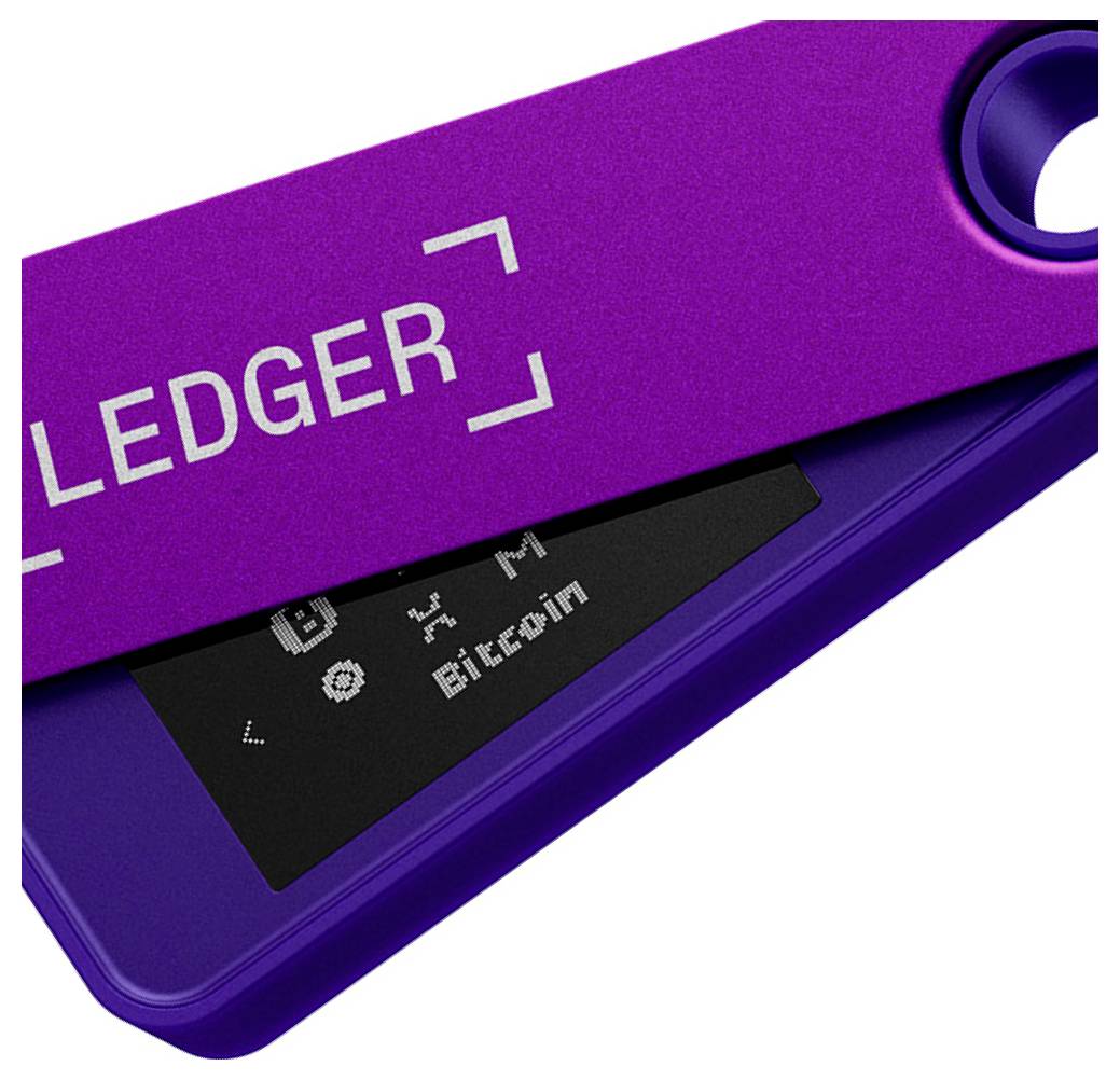 Purpurová hardwarová peněženka Ledger na kryptoměny částečně otevřená, zobrazující obrazovku s textem "Bitcoin 0 BTC".