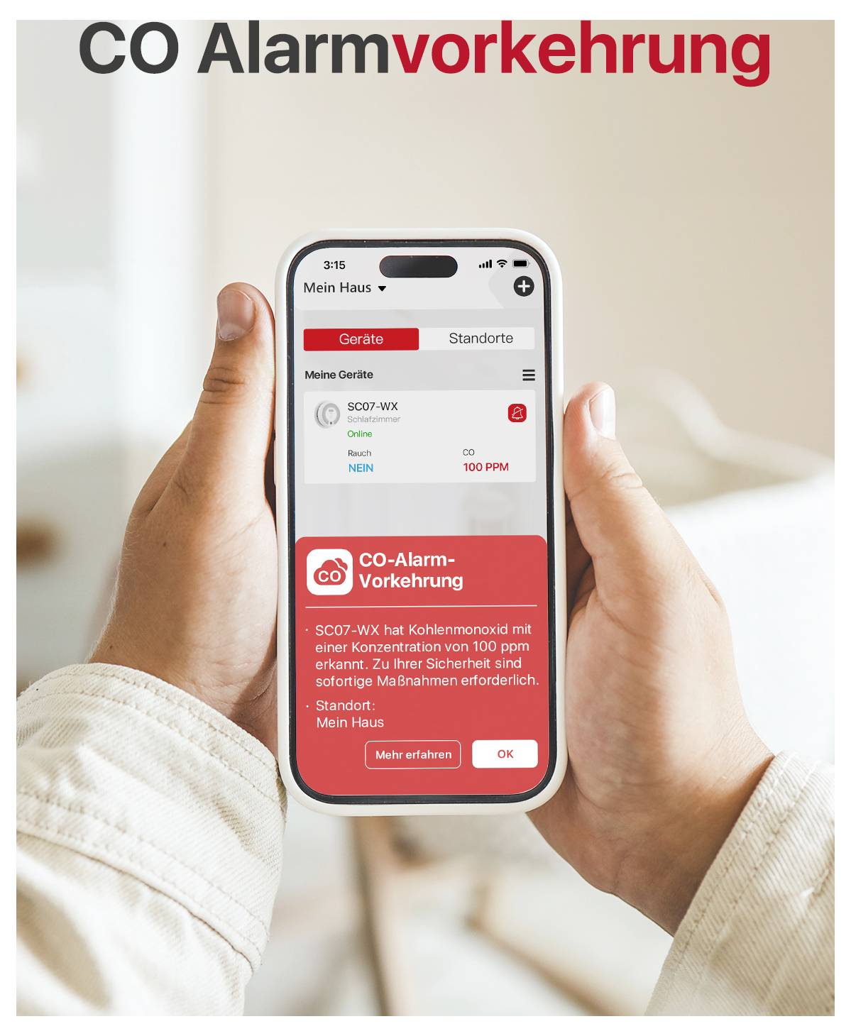 Osoba drží chytrý telefon s varovnou zprávou: 'Prevence alarmu CO', která ukazuje zvýšenou koncentraci oxidu uhelnatého 100 ppm.