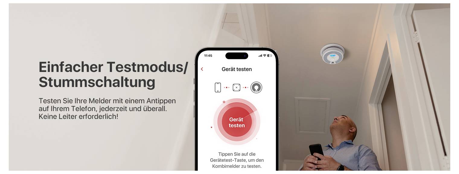 „Jednoduchý testovací režim/ztlumení" ukazuje, jak muž testuje detektor kouře v obývacím pokoji pomocí chytrého telefonu.