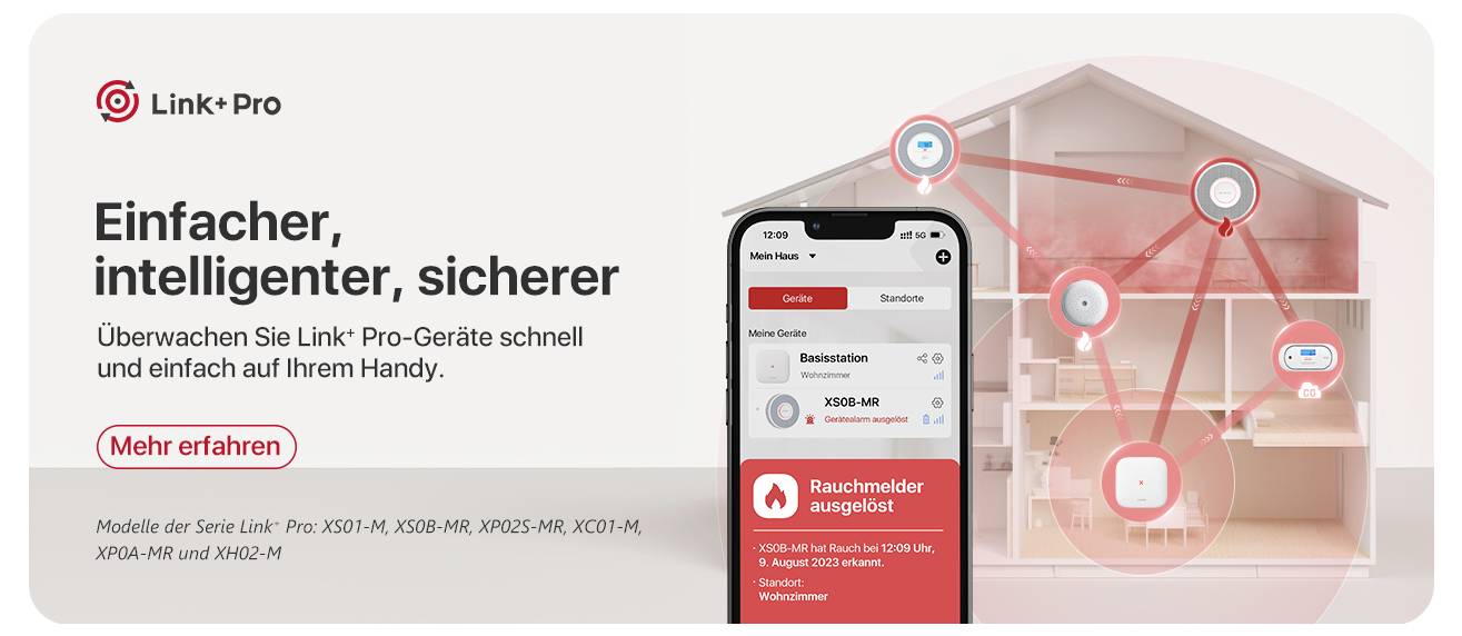 Aplikace smartphonu monitoruje domácí systém detekce kouře. Text zní „Jednodušší, inteligentnější, bezpečnější" s tlačítkem „Další informace".