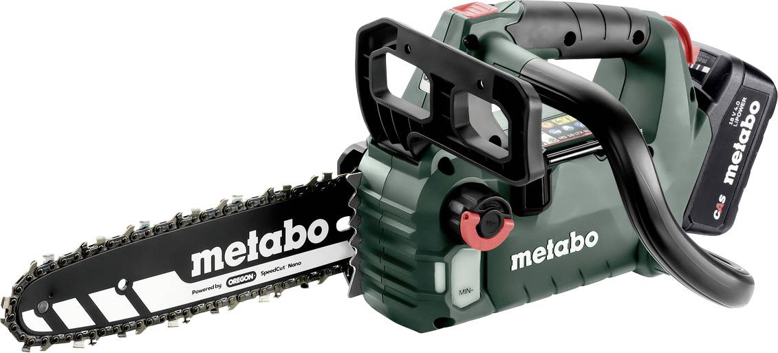 Metabo bezdrátová pila řetězová s připojenou baterií, zobrazená v bočném pohledu na bílém pozadí.