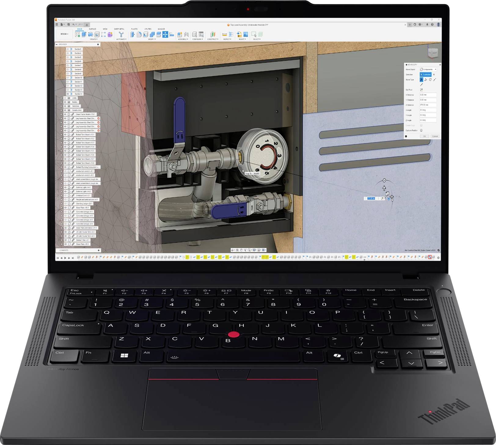 Přenosný počítač zobrazující 3D CAD model mechanické sestavy s trubkami, ventily a kruhovou součástí v rozhraní designového softwaru.