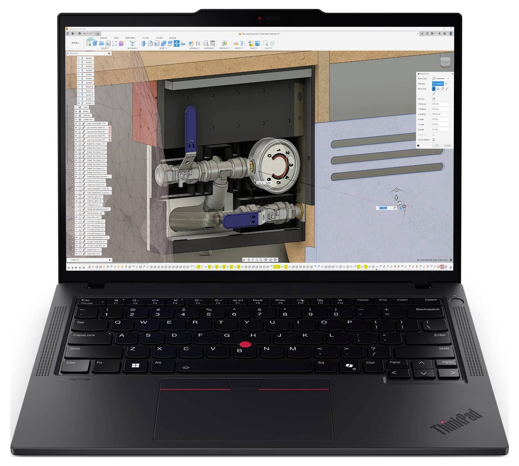 Přenosný počítač zobrazující 3D CAD model mechanické montáže uvnitř dutiny ve stěně s viditelnými modelovacími panely nástrojů a seznamy součástí.