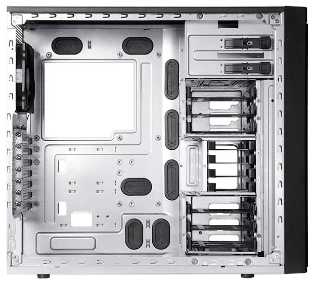 Prázdná skříň počítačové věže je zobrazena s několika pozicemi pro jednotky, montážními držáky pro komponenty a otevřeným prostorem pro instalaci hardwaru.