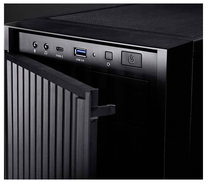 Detailní pohled na přední panel černé počítačové skříně, zobrazující USB-C port, USB 3.0 port, sluchátková zásuvka a tlačítko napájení.