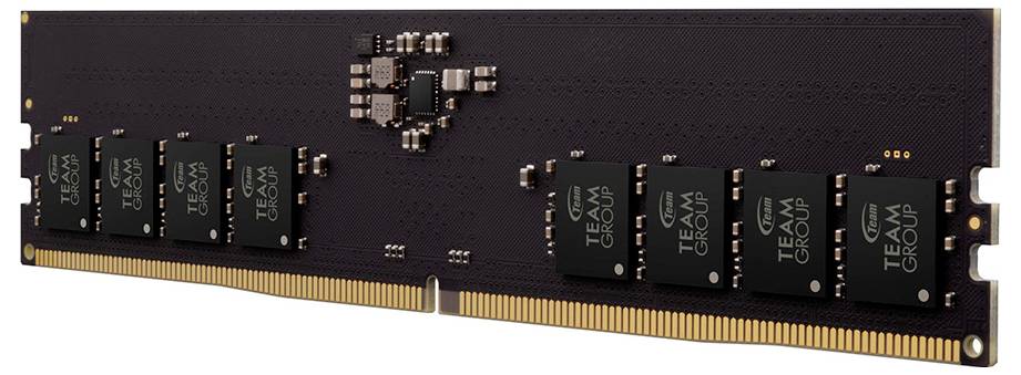 Detailní pohled na paměťový modul DDR4 s černými čipy a zlatým konektorem, zobrazující pole kondenzátorů a rezistorů na tmavém desce plošných spojů.