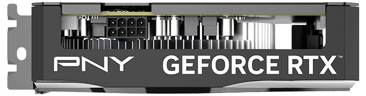 Detailní pohled na grafickou kartu PNY GeForce RTX, zobrazující boční panel s brandingem a viditelné chladicí součásti.