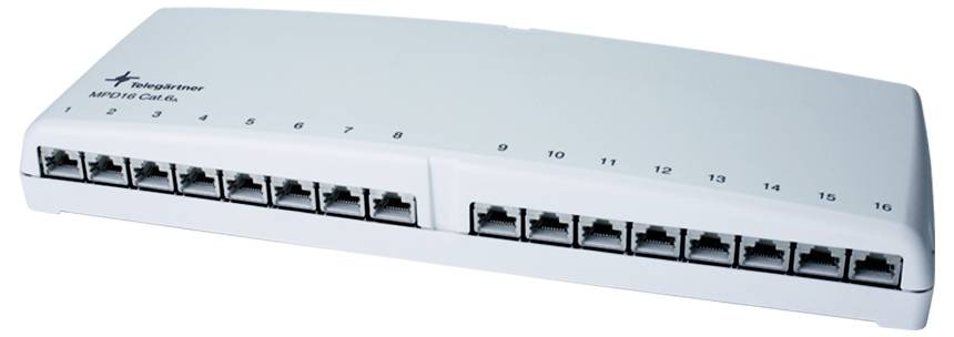 Bílý 16portový ethernetový síťový přepínač, šikmý pohled, s očíslovanými porty na přední straně a malým logem v levém horním rohu.
