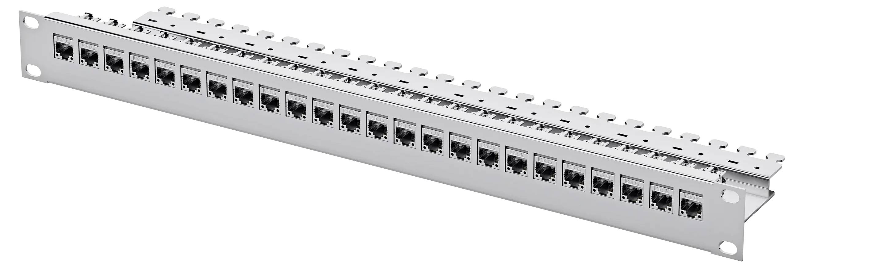 Síťový patch panel s 24 porty a očíslovanými konektory RJ45 Ethernet namontovanými v rackovém kovovém rámu.