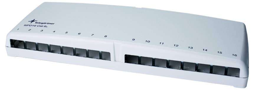 Bílý 16-portový ethernetový přepínač zobrazený v perspektivě s očíslovanými porty a indikátory stavu na předním panelu.