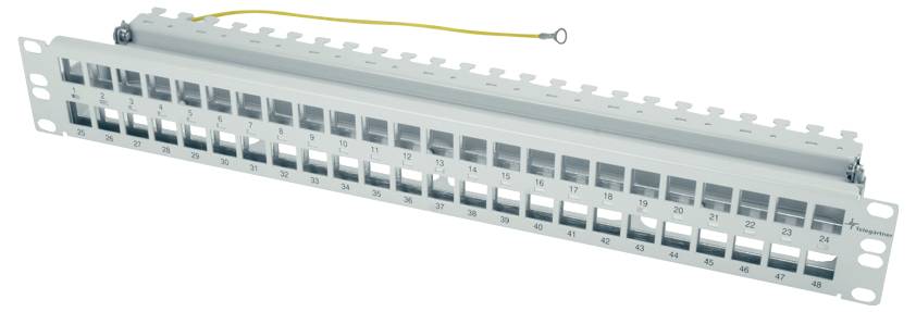 24portový ethernetový patčpanel s číslovanými porty RJ45 a uzemňovacím drátem připevněným na horní straně.
