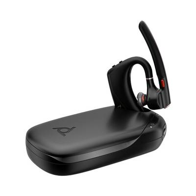 Elegantní černá bezdrátová sluchátka Bluetooth s pružným hákem spočívají na svém odpovídajícím obdélníkovém nabíjecím pouzdru.